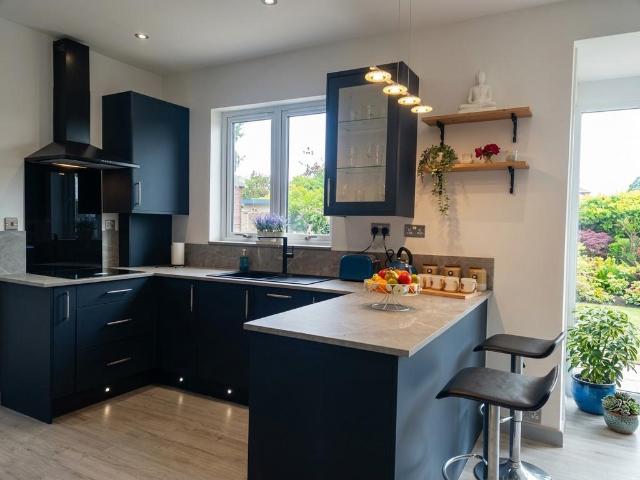 Riverview Road, EPSOM 2 bed bungalow to rent £2,500 pcm £577 pw
