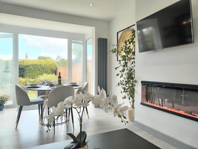 Riverview Road, Epsom 2 bed semi detached house to rent £2,500 pcm £577 pw