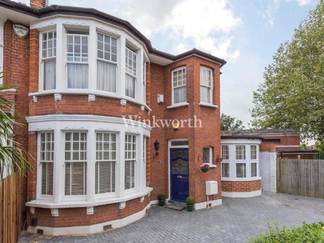 Riverway, Palmers Green, N13 3 bed end of terrace house to rent £2,400 pcm £554 pw