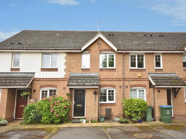 Rivets Close, Aylesbury HP21 2 bed terraced house to rent £1,400 pcm £323 pw