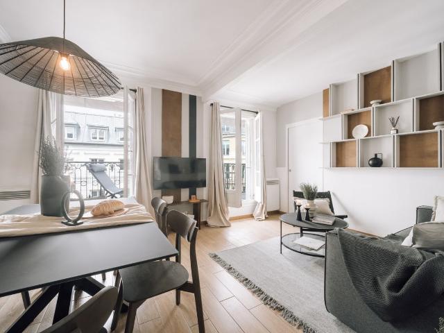 Rivoli 2 bedrooms and a balcony in the Louvre district, Paris Amsterdam Apartments for Rent
