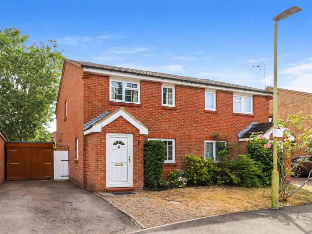 Roman Gardens, Kings Langley, WD4 2 bed semi detached house to rent £1,850 pcm £427 pw