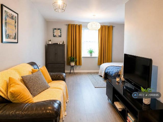 Romana Court, Staines, TW18 Studio to rent £1,190 pcm £275 pw