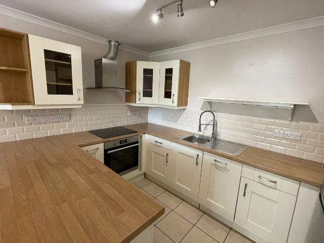 Romana Court, Staines TW18, 1 bed flat to rent, £1,200 pcm | PrimeLocation