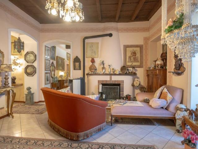 ROMANTICA VILLA STORICA 6.5 LOCALI CON CORTE A BRISSAGO