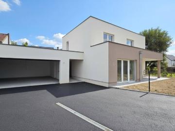 Einfamilienhaus mit Garten und 2 Garagen 48 m2