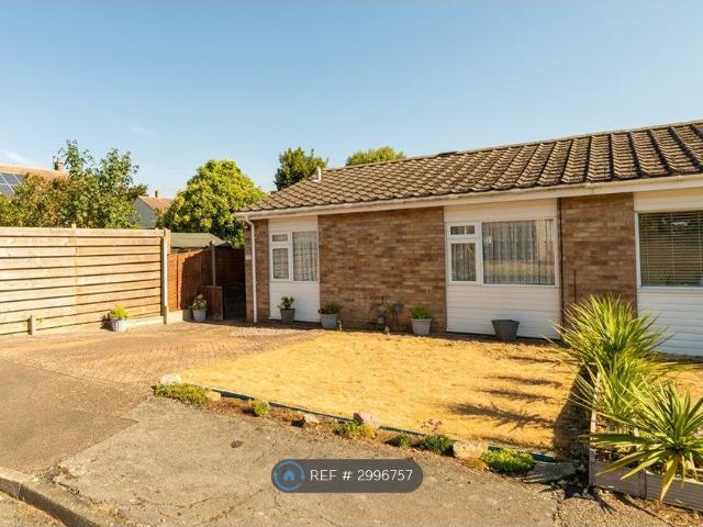 Romany Close, Letchworth SG6, 2 bed bungalow to rent, £1,500 pcm | PrimeLocation