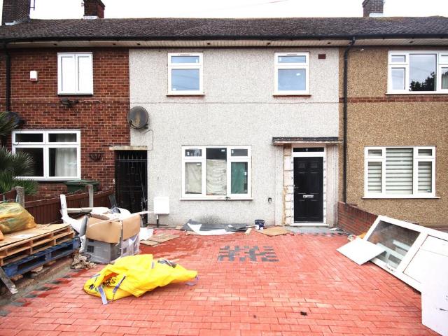Romford RM3 4 bed terraced house to rent £2,300 pcm £531 pw