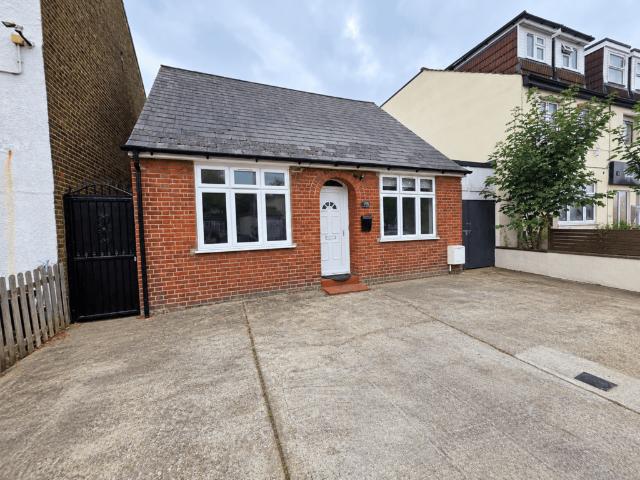 ROMFORD RM7 2 bed semi detached bungalow to rent £2,125 pcm £490 pw