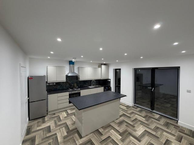 romford RM5 5 bed terraced house to rent £3,000 pcm £692 pw