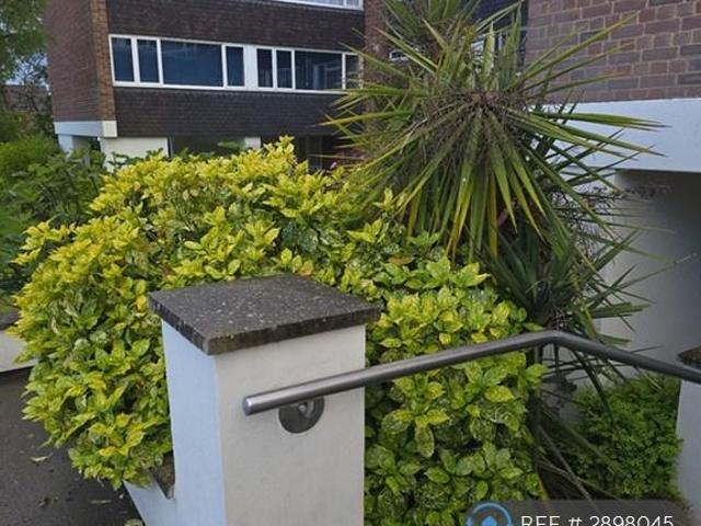 Romford Road, Chigwell, IG7 2 bed flat to rent £1,775 pcm £410 pw