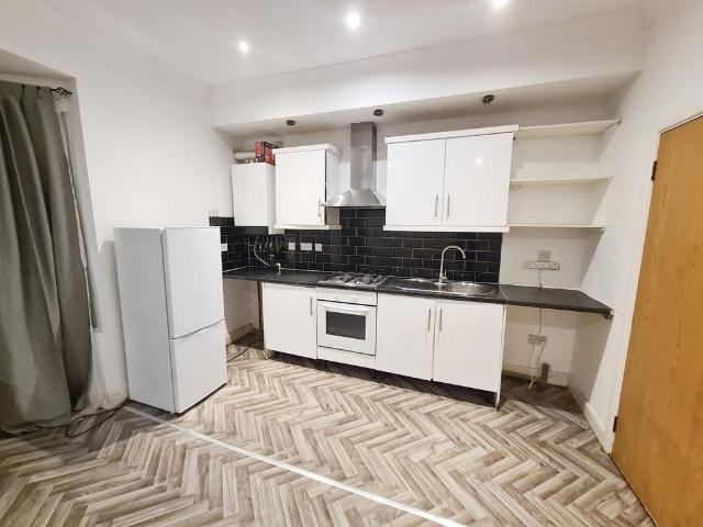 Romford Road, Forest Gate, London, E7. 3 bed flat to rent £2,100 pcm £485 pw