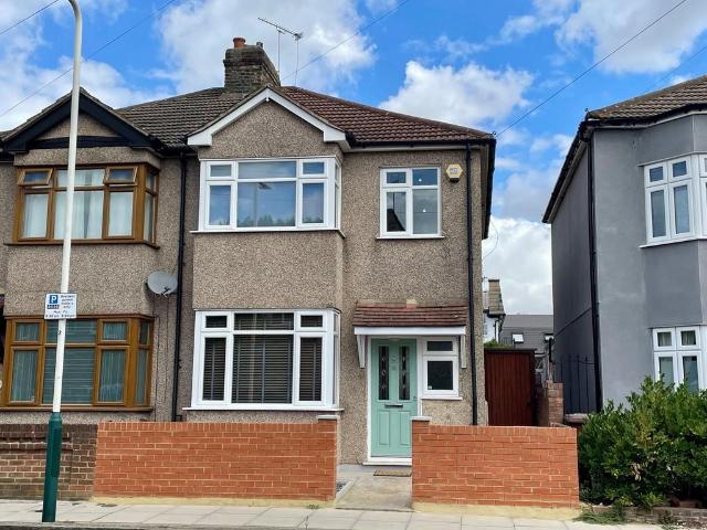 Romford 2 bed semi detached house to rent £2,100 pcm £485 pw