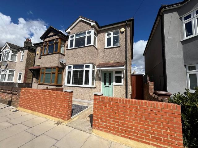 Romford 2 bed semi detached house to rent £2,100 pcm £485 pw