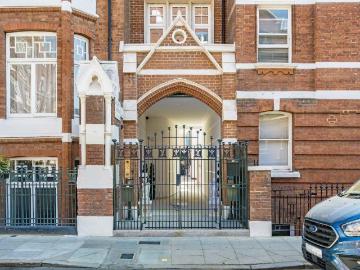Romney Mews, London W1U 2 bed house to rent £5,417 pcm £1,250 pw