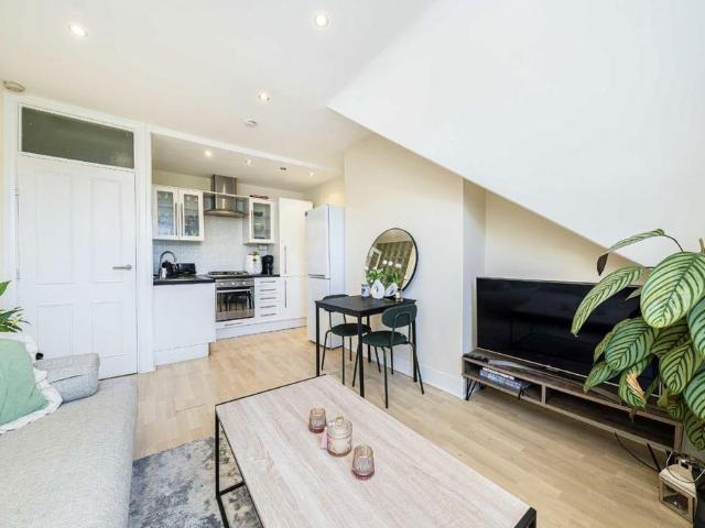 Romola Road, London SE24 2 bed flat to rent £2,100 pcm £485 pw