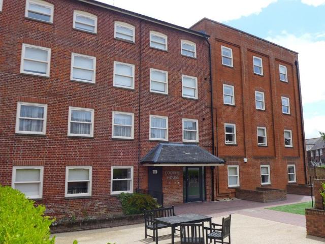 Romsey The Horsefair UNFURNISHED 3 bed apartment to rent £1,495 pcm £345 pw