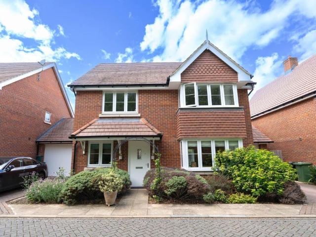 Rona Maclean Close, Epsom 4 bed detached house to rent £3,000 pcm £692 pw
