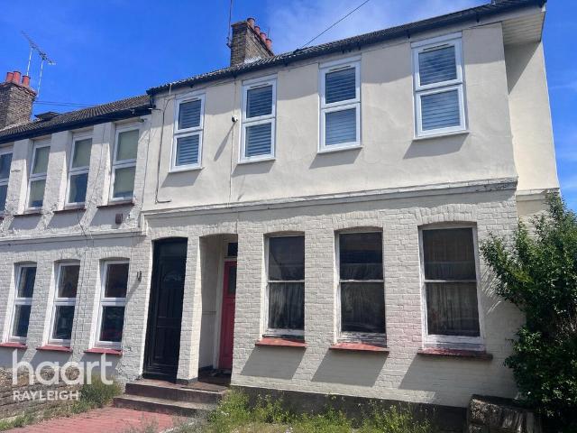 Ronald Park Avenue, Westcliff on sea 2 bed maisonette to rent £1,600 pcm £369 pw