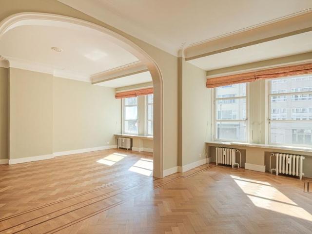 Rond Point Etoile: Superb 3 bedroom apartment