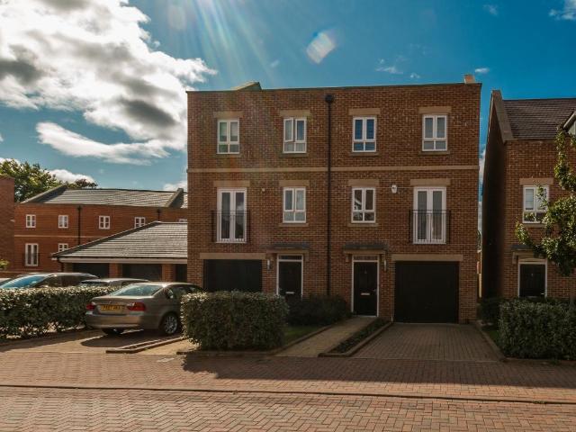 Rondetto Avenue, Newbury, RG14 4 bed semi detached house to rent £2,100 pcm £485 pw