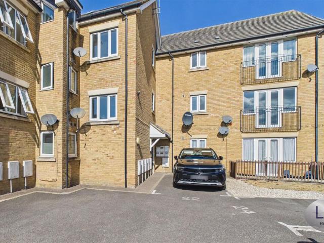 Ronmarsh Place, Lambton Avenue, Waltham Cross EN8, 2 bed flat to rent, £1,650 pcm | PrimeLocation