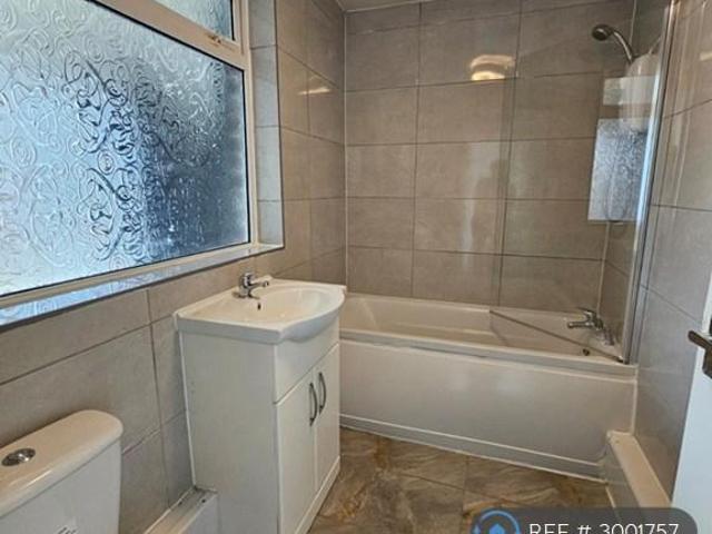Rooden Court, Prestwich, M25 2 bed flat to rent £950 pcm £219 pw