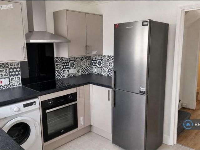 Roodegate, Basildon, SS14 3 bed terraced house to rent £1,650 pcm £381 pw