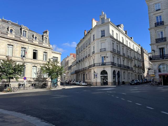 Rooftop de 95 m² avec terrasse de 75 m² situé en étage élevé d'une résidence de standing récente
