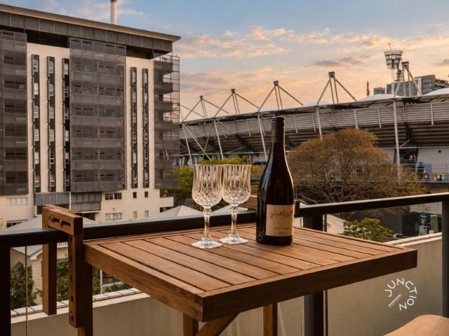 Rooftop Pool, Treetop Outlook and Game Day at Your Doorstep