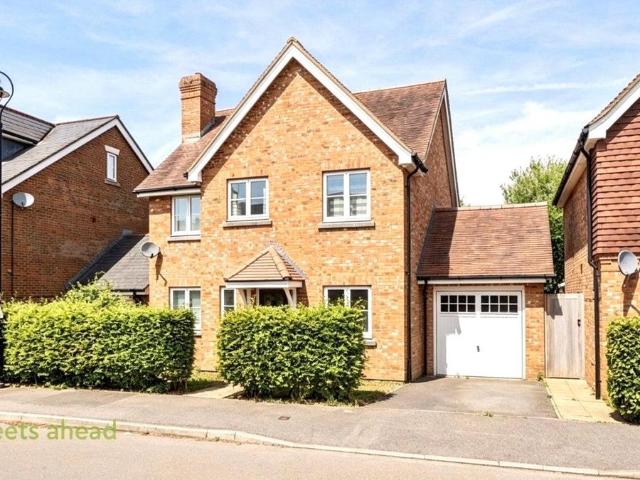 Rookery Mead, Coulsdon, Surrey, CR5 4 bed detached house to rent £3,100 pcm £715 pw