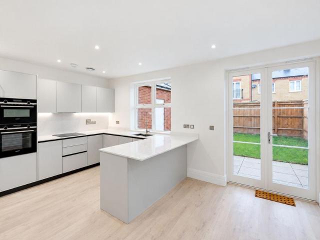 Rookery Lane, Barnet, EN4 4 bed semi detached house to rent £4,300 pcm £992 pw