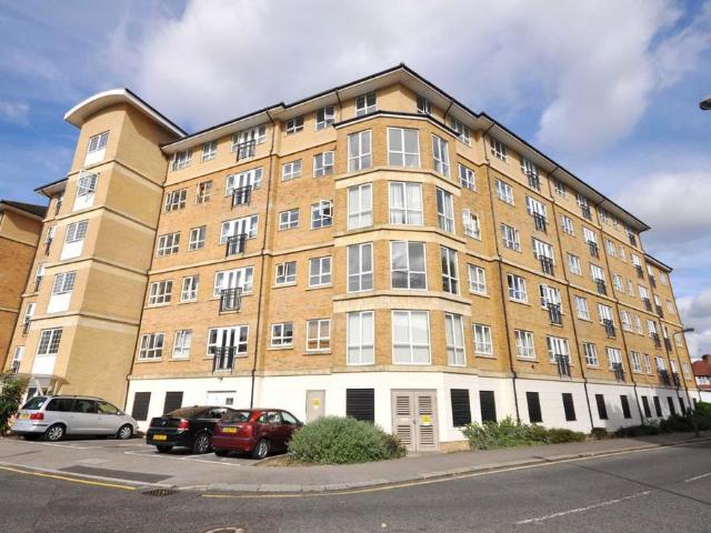 Rookery Way, London NW9 2 bed flat to rent £1,900 pcm £438 pw