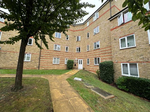 Rookes Crescent, Chelmsford CM1, 2 bed flat to rent, £1,300 pcm | PrimeLocation