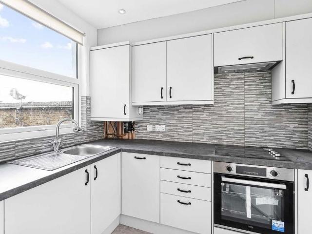 Rookstone Road, London SW17 2 bed flat to rent £2,250 pcm £519 pw