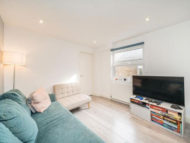 Rookstone Road, London SW17 2 bed flat to rent £2,250 pcm £519 pw