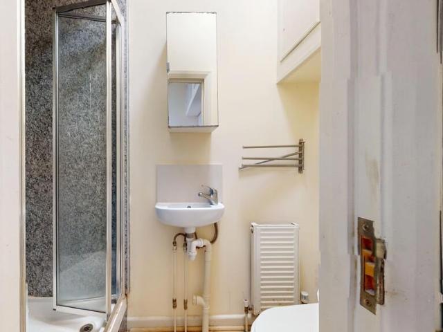Apartment at Brondesbury Park, Greater London
