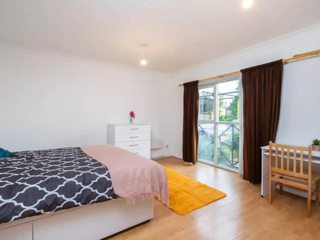 Apartment at Taybridge Road, Greater London