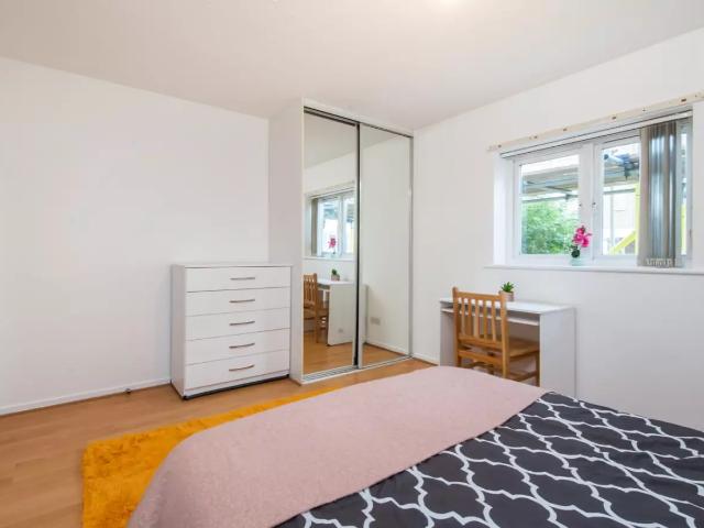 Apartment at Taybridge Road, Greater London