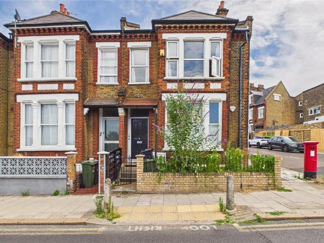 Apartment at Shardcroft Avenue, Greater London