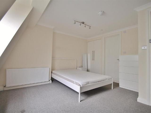 Room Five 11 Milton Place, Gravesend. 1 bed in a house share to rent £800 pcm £185 pw
