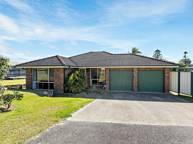 Room for the Family, the Boat, the Van and the Toys â 13m x 9m Shed on 1,252m
