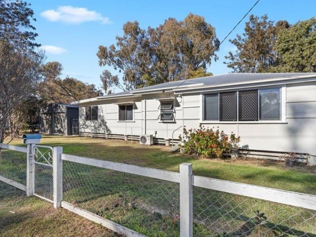 Room for the Whole Family in a Convenient Oakey Location
