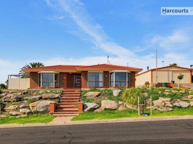 Room for the whole family in a beautiful coastal pocket