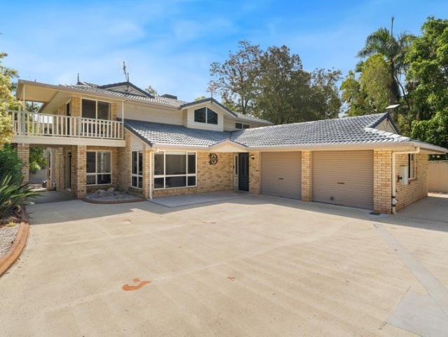 ROOM FOR EVERYONE AND EVERYTHING 6 BEDROOMS & 3 BAY SHED!
