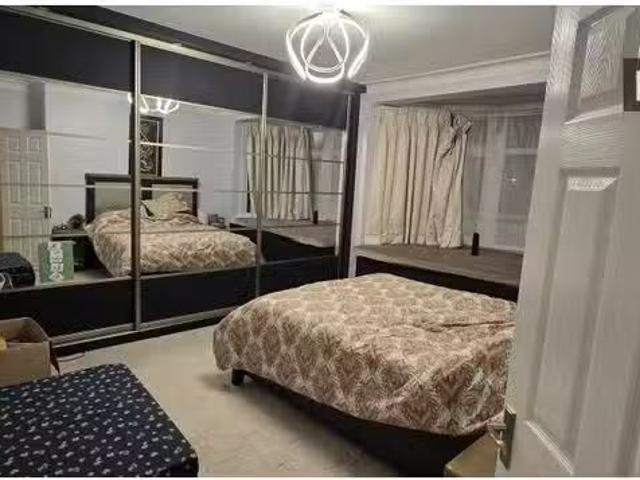 Room for females in shared apartment in Ilford