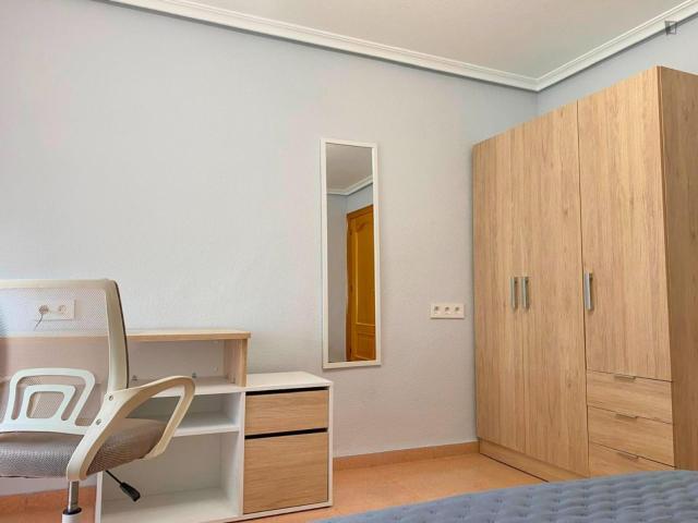 room for rent for female student in a cosy 3 bedrooms apartment