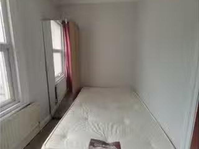 Room for rent in a 3 bedroom apartment in Battersea, London
