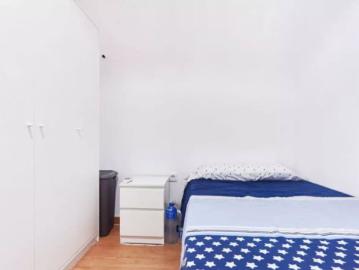 Room for rent in a 3 bedroom apartment in Sevilla