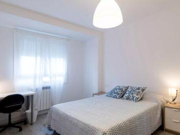 Room for rent in a 4 bedroom apartment in Zaragoza